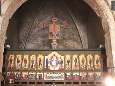 Alla sommit� campeggia una Croce bifacciale su cui sono dipinte la Crocifissione e l�Anastasi (nome greco della Resurrezione di Cristo e di quella finale dei morti)
